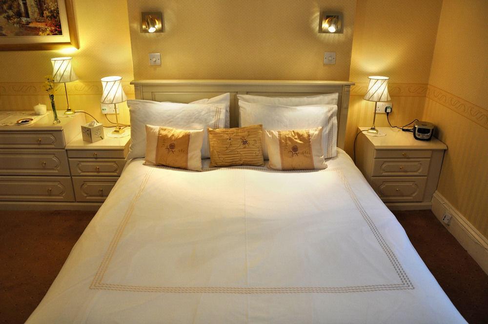 Balincourt Hotell Bournemouth Eksteriør bilde A bed with a duvet