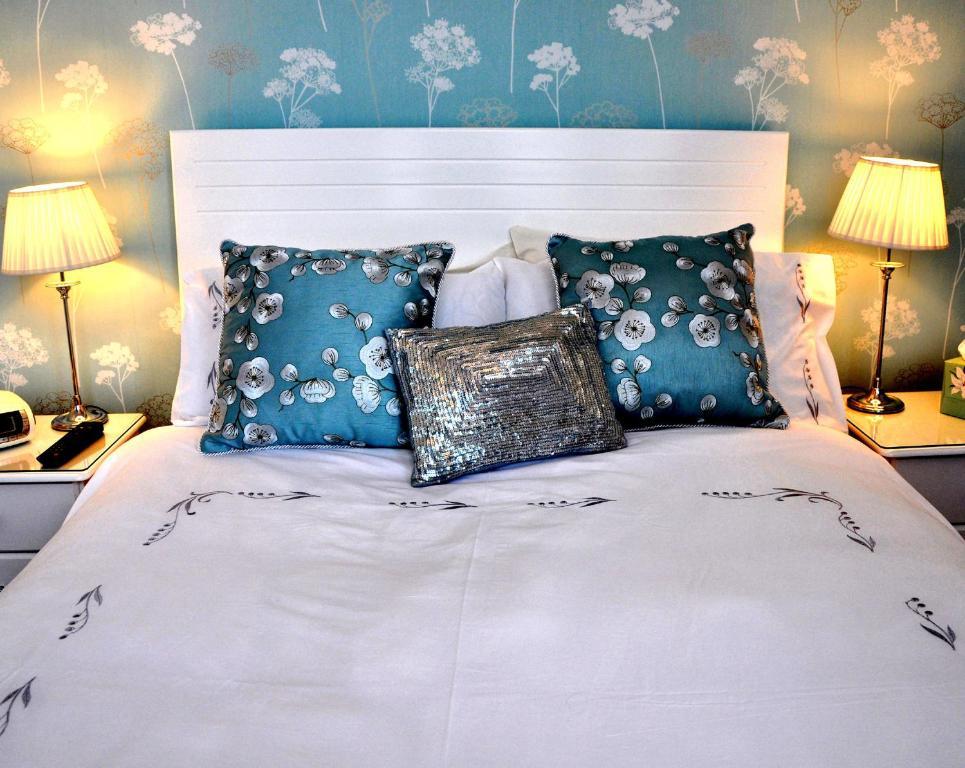 Balincourt Hotell Bournemouth Rom bilde A bed with cushions
