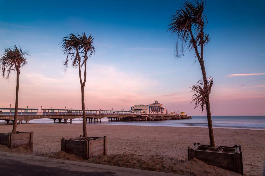 Balincourt Hotell Bournemouth Eksteriør bilde The beach at the end of the boardwalk