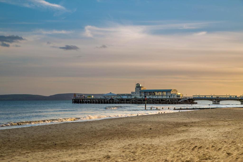 Balincourt Hotell Bournemouth Eksteriør bilde The pier at sunset