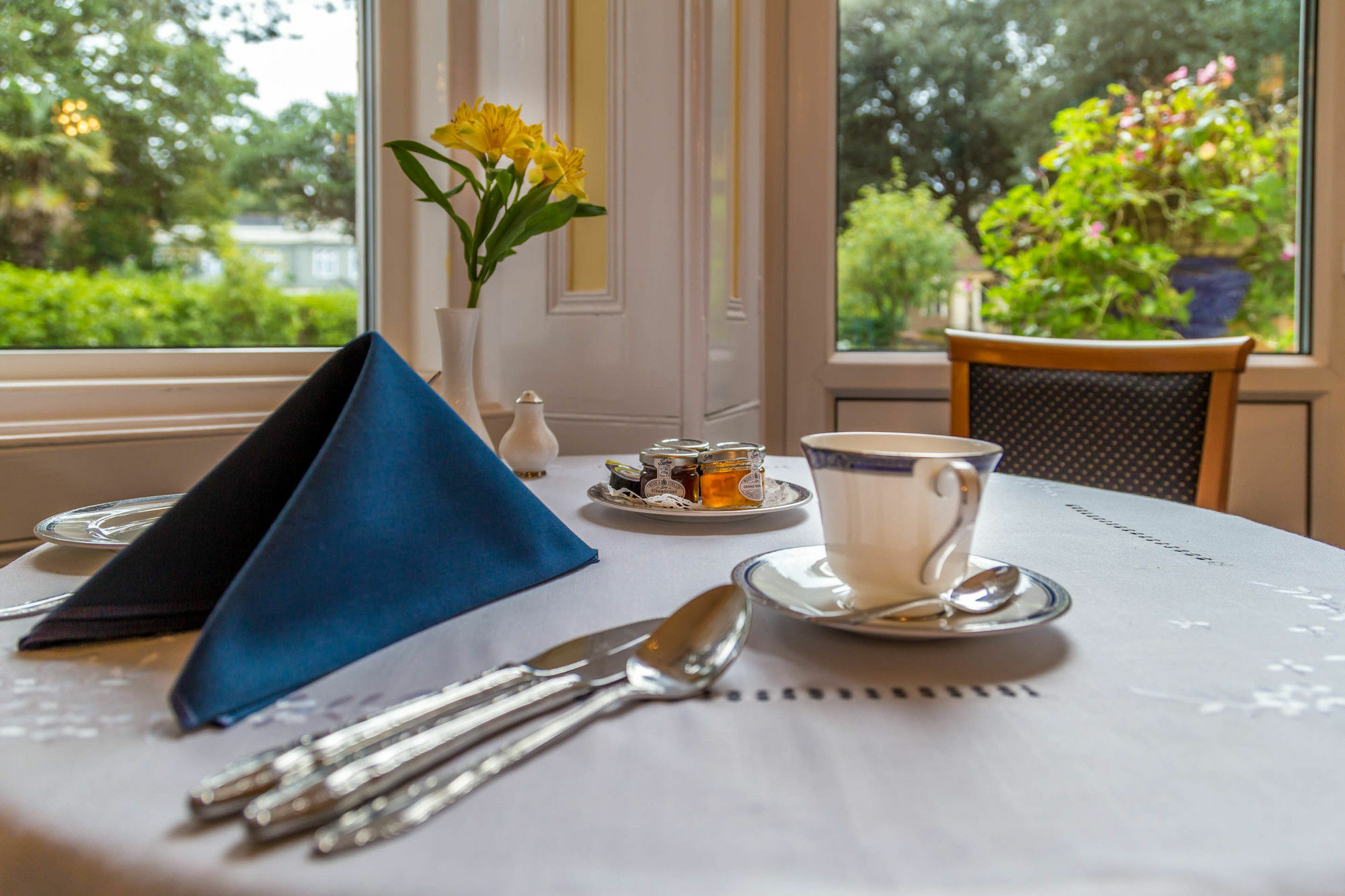 Balincourt Hotell Bournemouth Eksteriør bilde A table set for afternoon tea